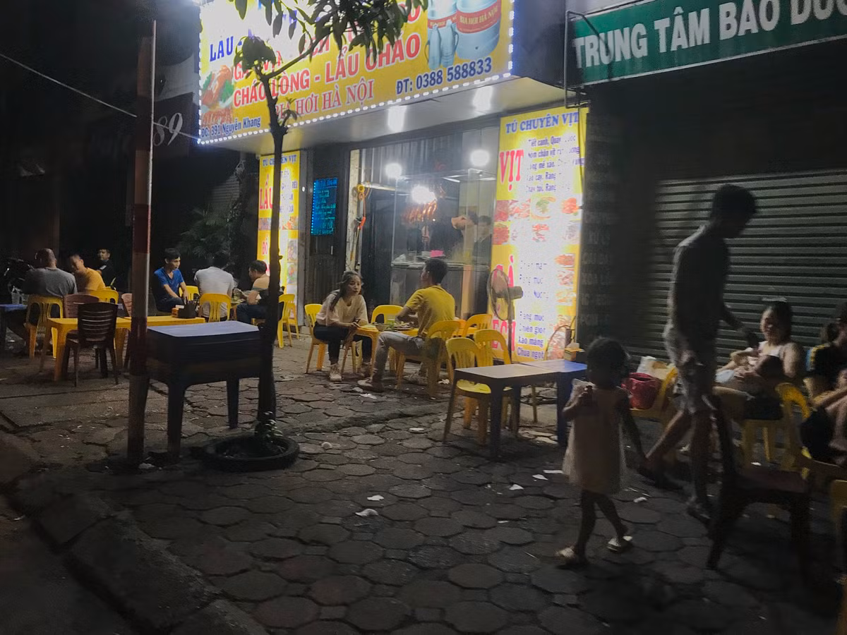 Người dân 2 bên đường cho biết, năm nào công an, phường cũng ra quân dẹp vỉa hè nhưng một thời gian sau đâu lại vào đó.