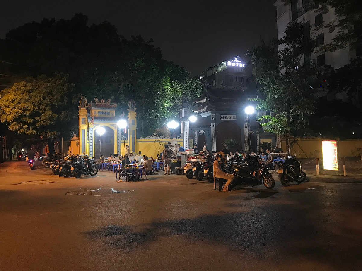 Ha Noi: Hang quan chiem het via he, long duong ben bo song To Lich-Hinh-2