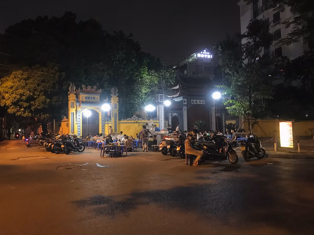 Trước cổng chùa, hàng quán cũng bày bàn ghế la liệt.