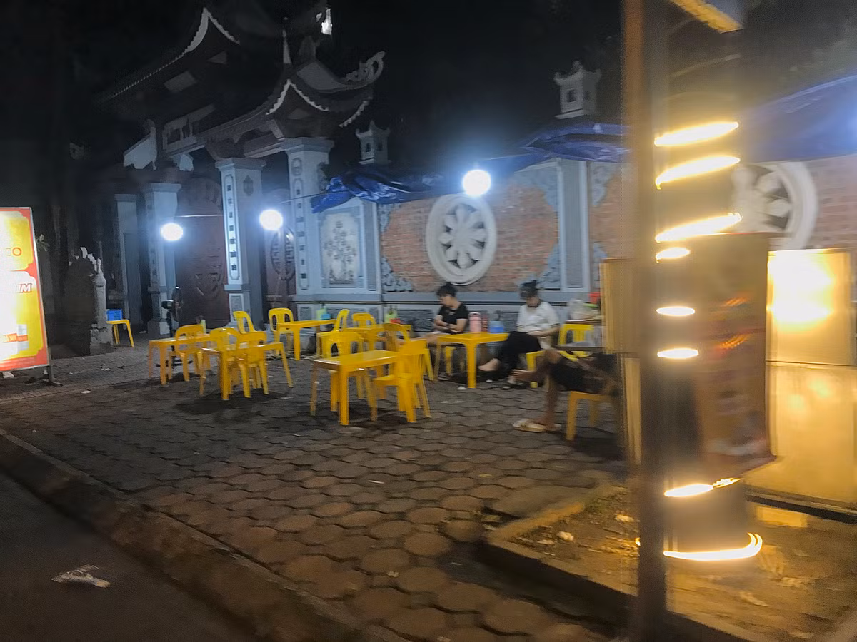 Vỉa hè bị hàng quán chiếm dụng.