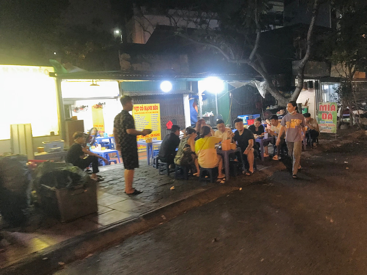 Cảnh thường thấy 2 bên đường dọc sông Tô Lịch.