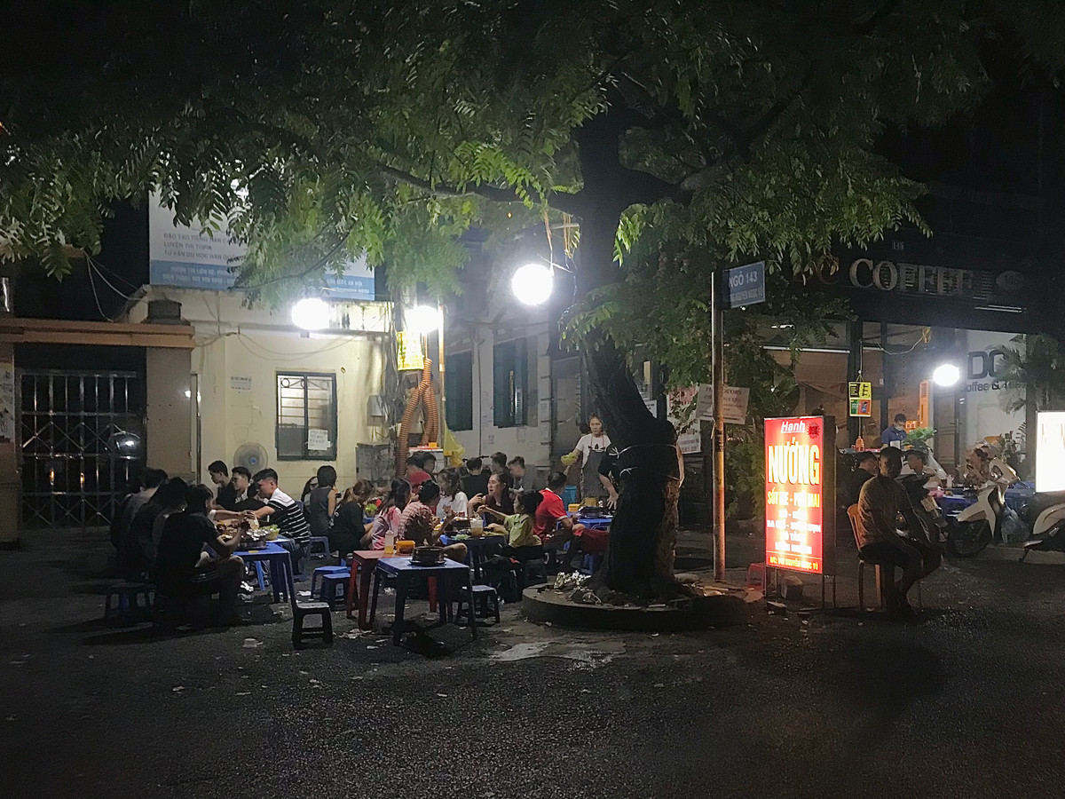 Càng về đêm, các hàng quán càng tấp nập thực khách. Vỉa hè, lòng đường cũng vì thế mà bị "nuốt trọn".