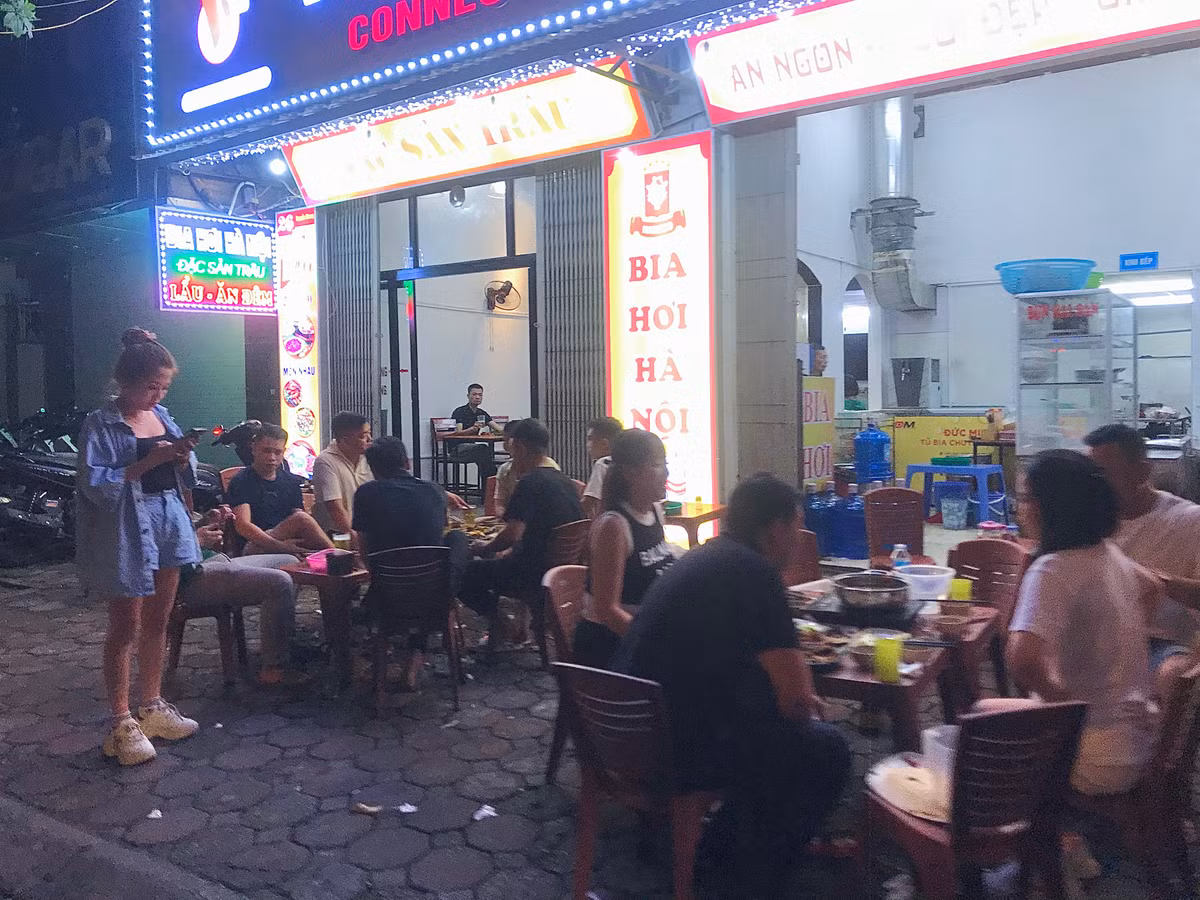 Ghi nhận của PV lúc 8h tối (11/7) tại đường Nguyễn Khang (Hà Nội).