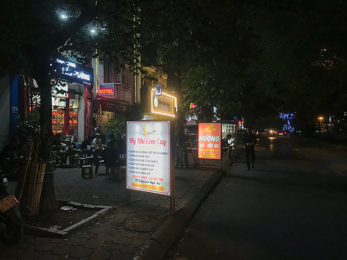 Không hiểu lực lượng chức năng ở đâu khi vỉa hè bị chiếm dụng ngang nhiên thế này?