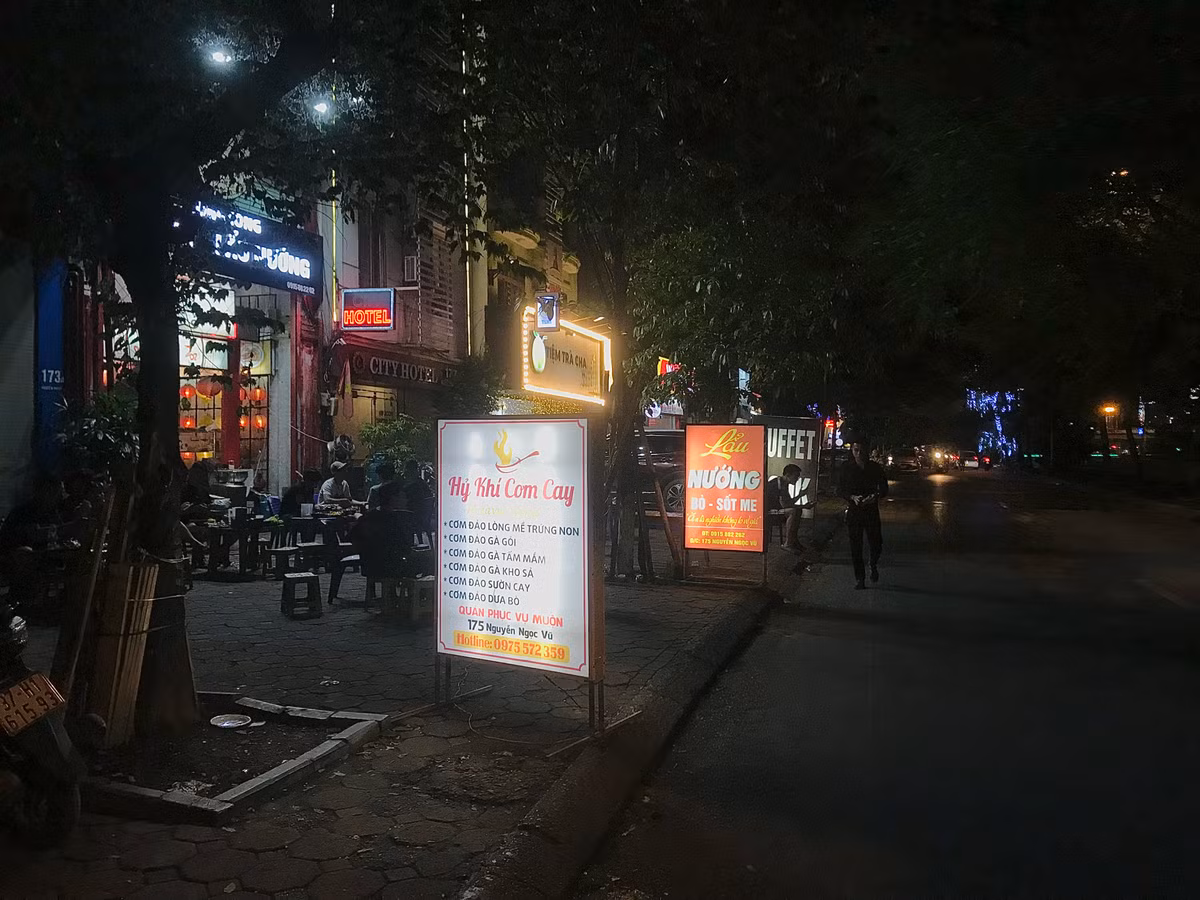 Không hiểu lực lượng chức năng ở đâu khi vỉa hè bị chiếm dụng ngang nhiên thế này?