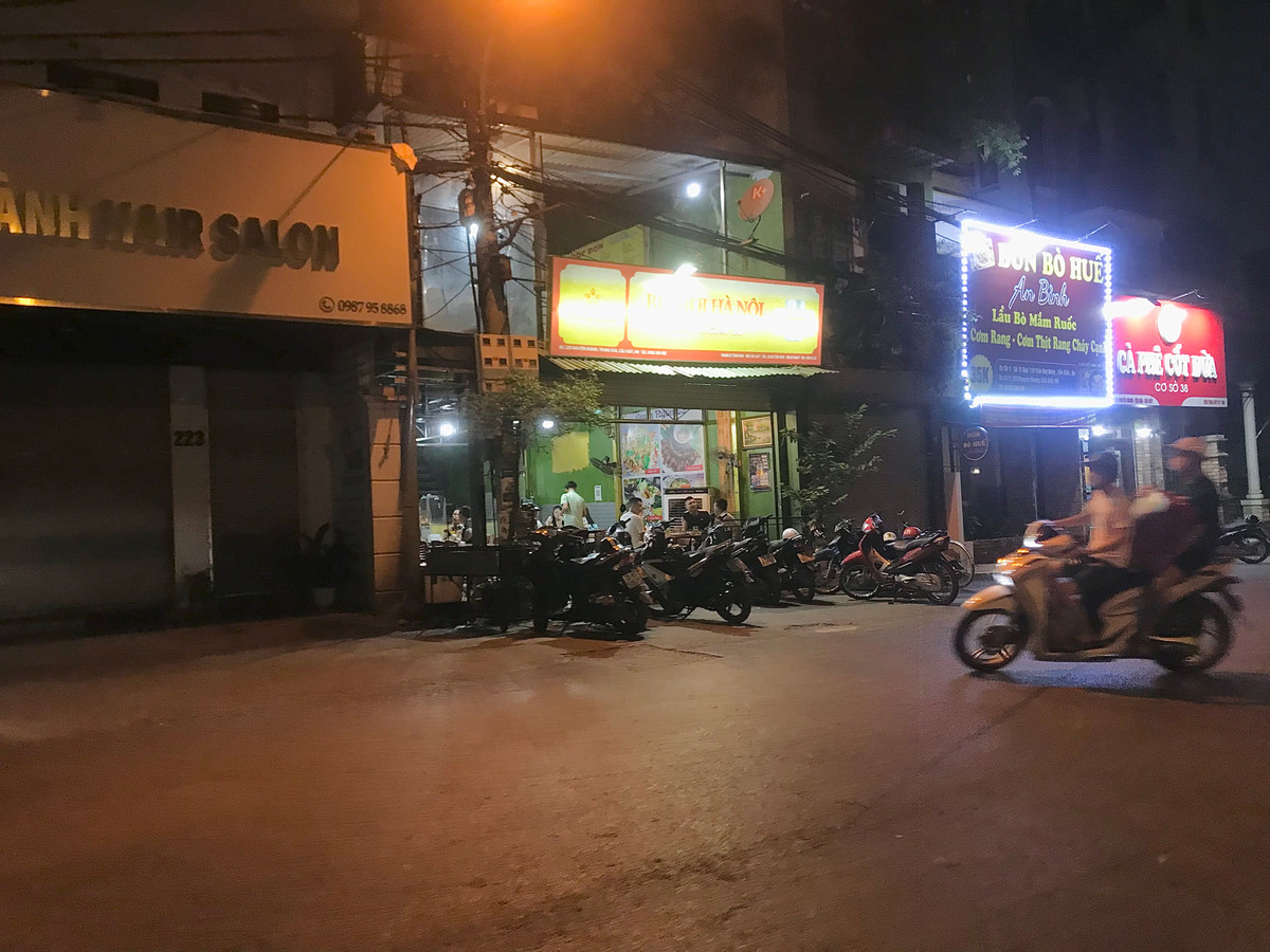 Xe cộ để tràn lan lòng đường.