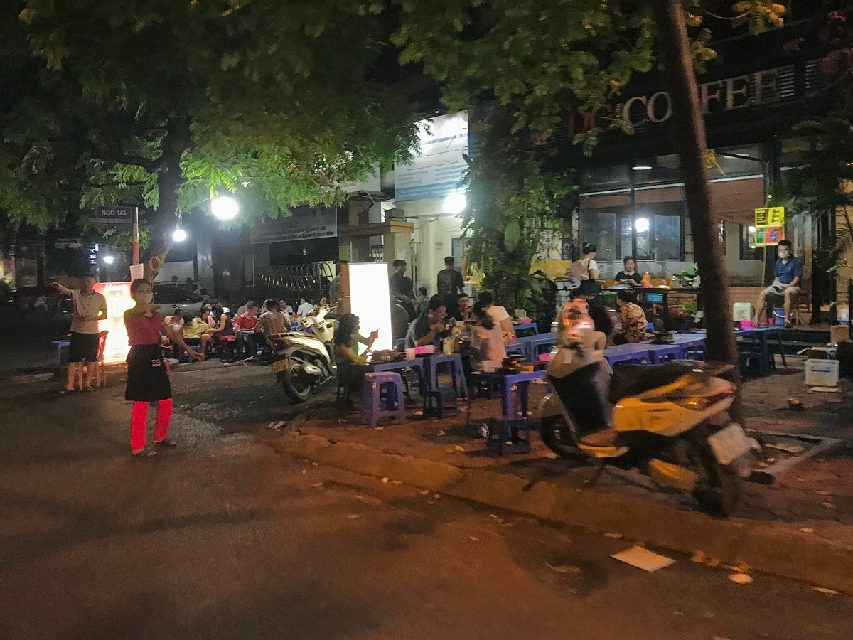 Nhân viên một số cửa hàng tràn xuống đường vẫy khách gây mất an toàn giao thông.