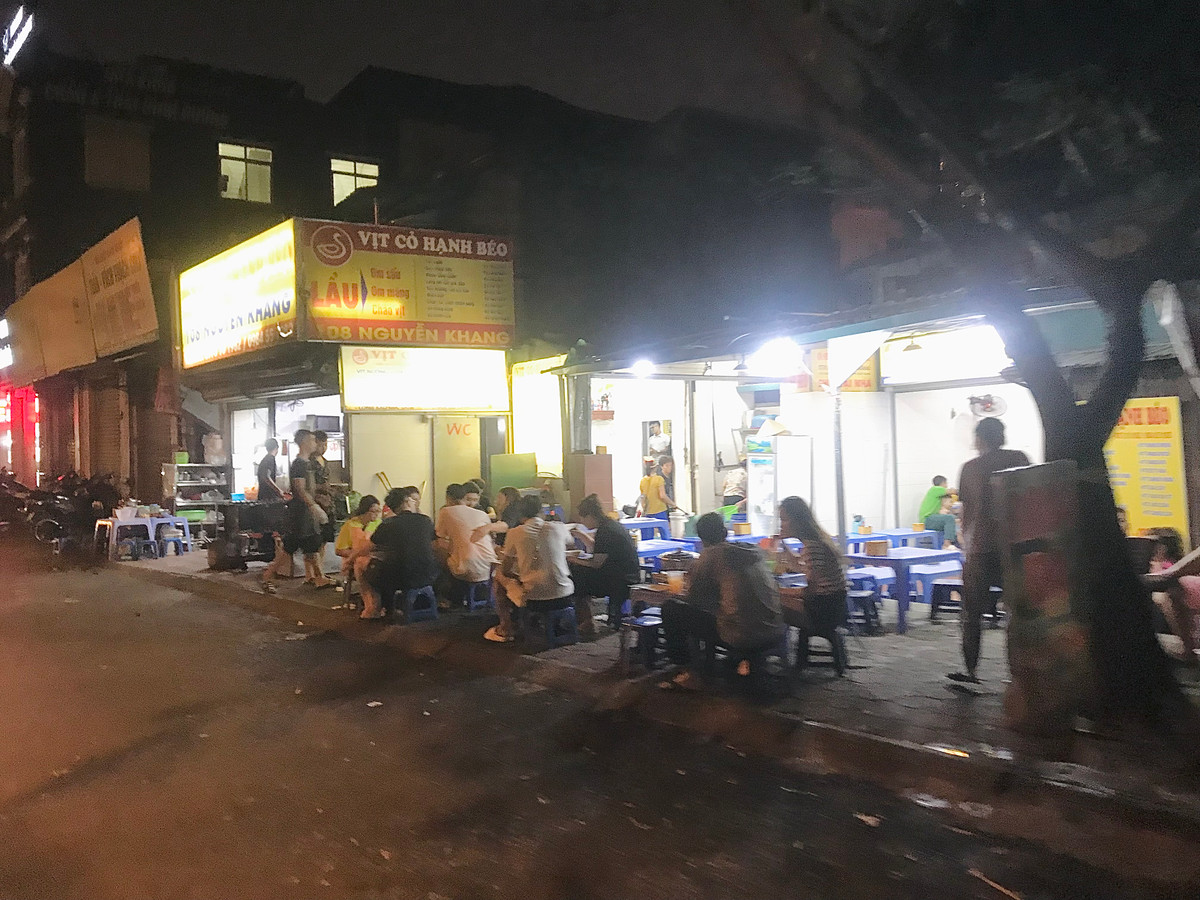 Vỉa hè bị lấn chiếm thế này, người dân đi bộ lối nào?