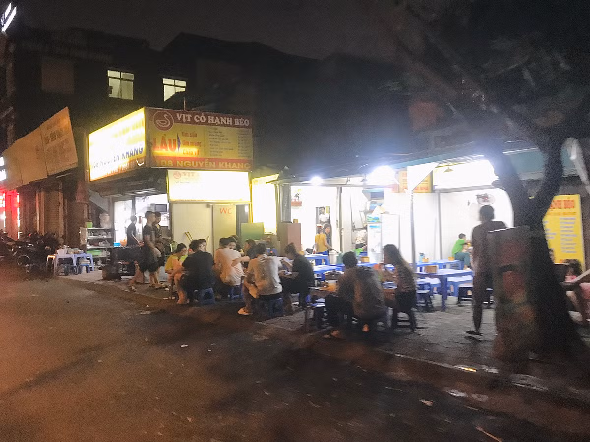 Vỉa hè bị lấn chiếm thế này, người dân đi bộ lối nào?