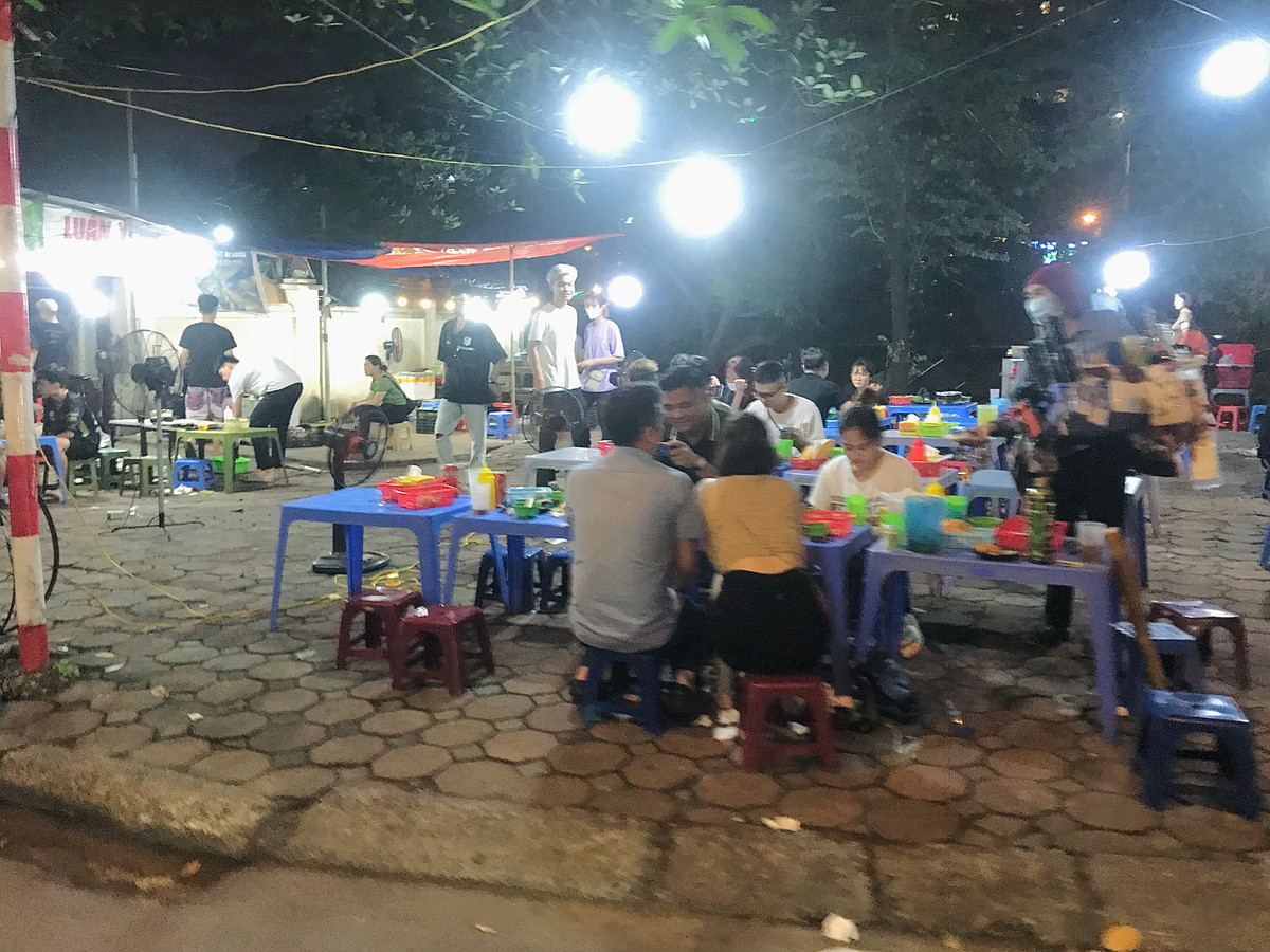 Người đi bộ mất hết vỉa hè, buộc phải đi dưới lòng đường tiềm ẩn nguy cơ tai nạn.