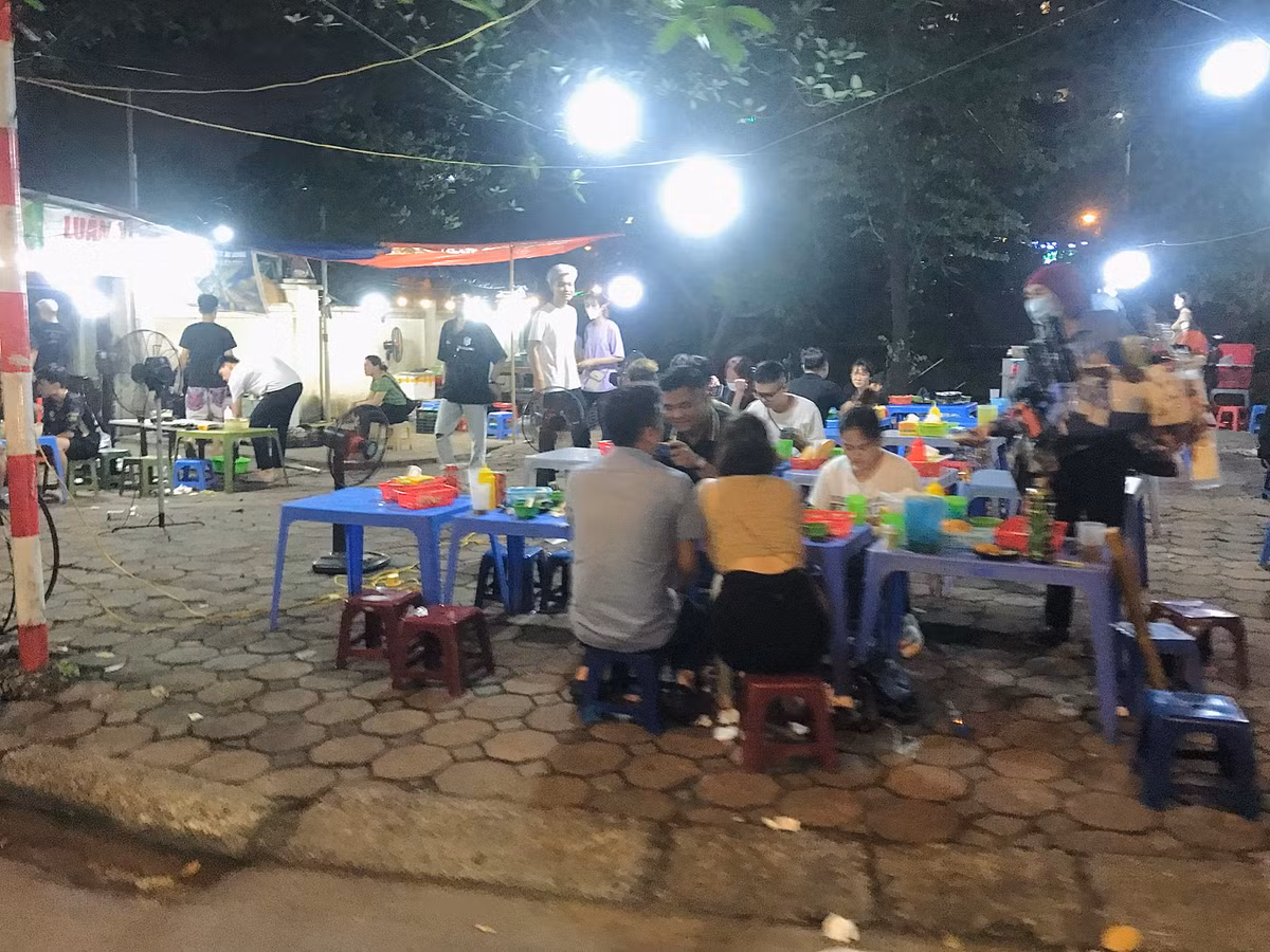 Người đi bộ mất hết vỉa hè, buộc phải đi dưới lòng đường tiềm ẩn nguy cơ tai nạn.