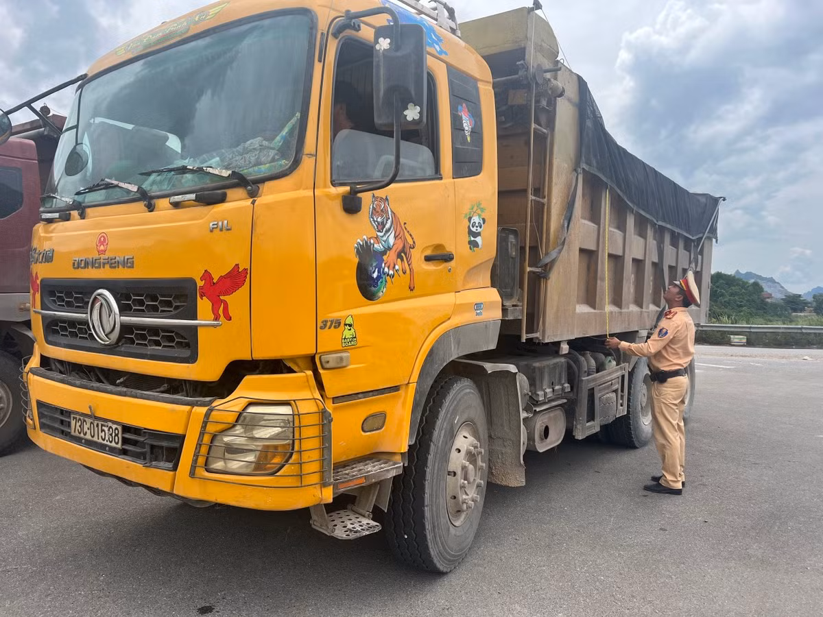 Quang Binh: Dong loat ra quan xu ly xe vi pham qua kho, qua tai-Hinh-2