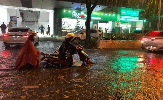 Đường phố Hà Nội lại xuất hiện tình trạng ngập cao, nhiều xe cộ bị chết máy hỏng hóc.