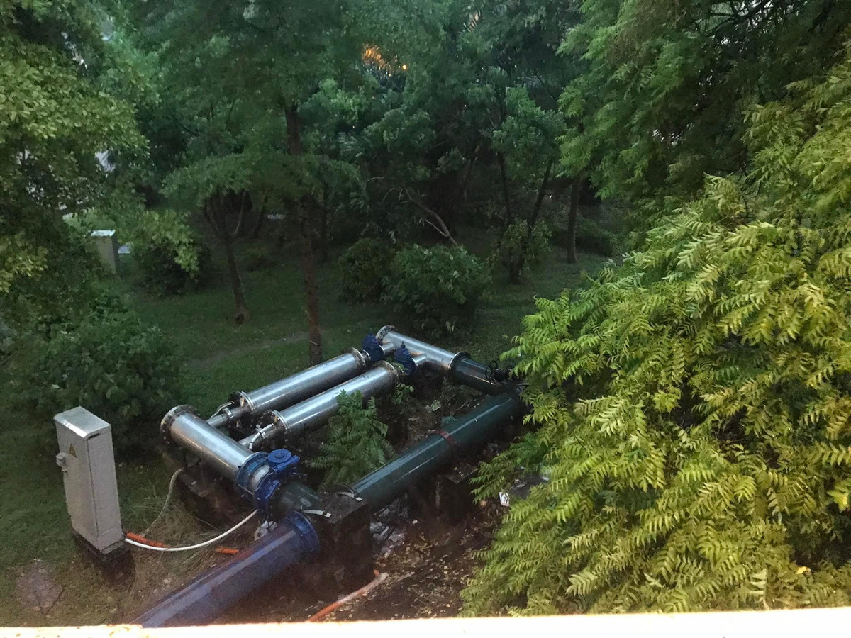 Cây cối đổ rạp ra đường khiến cho lưu thông trên đường phố Hà Nội giờ tan tầm vốn đã đông đúc trở nên khó khăn hơn.