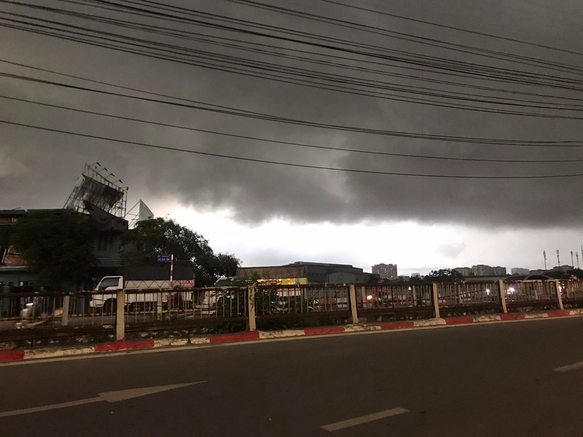 Xem lai thiet hai con mua dem qua tai Ha Noi