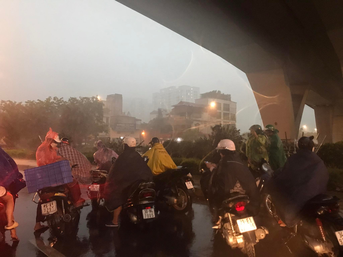 Nhiều người dân lựa chọn đứng trú tại các hầm cầu khiến cho giao thông ùn tắc nghiêm trọng.