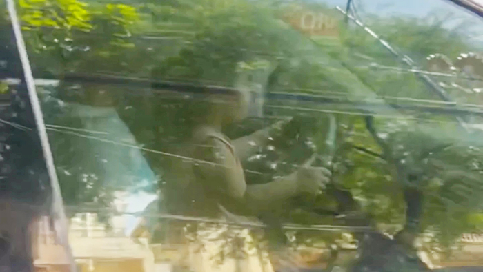 Bé gái 4 tuổi ôm vô lăng điều khiển xe trên đường: Theo anh N.H.Đ ngụ TP Mỹ Tho cho biết, khoảng 9h20 ngày 17/7 khi anh đang trên đường đi làm. Khi anh Đ đang đi qua đoạn đường Rạch Gầm hướng ra ngã tư đường Lê Lợi thuộc phường 1, TP Mỹ Tho, Tiền Giang thì bất ngờ chứng kiến cảnh tài xế xe ô tô con loại 4 chỗ ngồi BKS 51F-231.xx. Lúc này tài xế để 1 bé gái khoảng 4 tuổi ngồi trên người, trong lúc xe di chuyển người đàn ông để bé gái ôm vô lăng điều khiển xe. Thấy hành vi quá nguy hiểm nên anh Đ đã quay lại hình ảnh trên và đăng tải lên mạng xã hội. Hiện vụ việc đang được cơ quan chức năng điều tra làm rõ.