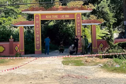  Bố cùng con trai 10 tuổi chết cháy trong nghĩa trang: Rạng sáng nay (18/7), người dân phát hiện trong nghĩa trang Lạc Bình, xã Lạc Xuân, huyện Đơn Dương (Lâm Đồng) có một người đàn ông chết cháy, thi thể biến dạng, bé trai khoảng 10 tuổi bị bỏng nặng, được đưa đến BVĐK Lâm Đồng cấp cứu. Tuy nhiên, nạn nhân tử vong lúc 7 giờ 30 cùng ngày. Nạn nhân được xác định là ông Đặng Minh Cao (SN 1978, trú tại thôn Thọ Lộc, xã Xuân Lộc, TX.Sông Cầu, Phú Yên). Bé trai đi cùng có tên Đặng Nguyễn Thái Thịnh, khoảng 10 tuổi. Hiện vụ việc đang được cơ quan chức năng điều tra làm rõ.