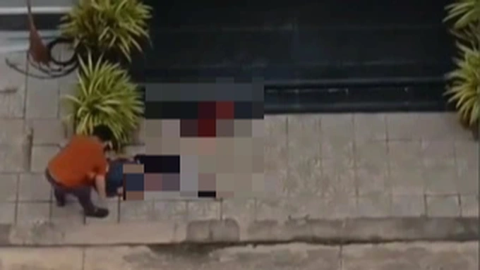  Người đàn ông nhảy lầu tử vong tại Bệnh viện Đa khoa Tây Ninh: Ngày 18/7, lãnh đạo Bệnh viện Đa khoa Tây Ninh xác nhận có vụ việc một người đàn ông nhảy lầu tử vong tại bệnh viện. Thông tin ban đầu, trưa 17/7, người đàn ông (chưa rõ lai lịch) đã nhảy từ lầu 2 khu vực khoa Chẩn đoán hình ảnh xuống đất và tử vong tại chỗ. Hiện vụ việc đang được cơ quan chức năng điều tra làm rõ.