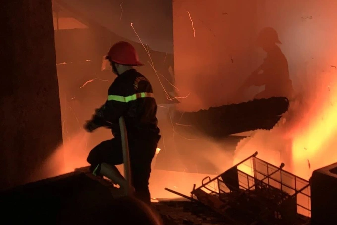  Hàng chục ki-ốt chợ Buôn Hồ bị bà hỏa thiêu rụi trong đêm: Sáng 18/7, một lãnh đạo Phòng Cảnh sát Phòng cháy chữa cháy và Cứu nạn cứu hộ (PCCC&amp;CNCH) - Công an tỉnh Đắk Lắk - xác nhận, đơn vị vừa tiến hành dập tắt hoàn toàn vụ cháy chợ thị xã Buôn Hồ. Theo thống kê, có 28 ki-ốt bị lửa thiêu rụi hoàn toàn, ước tính thiệt hại lên tới hàng chục tỷ đồng. Rất may vụ cháy không gây thương vong về người.