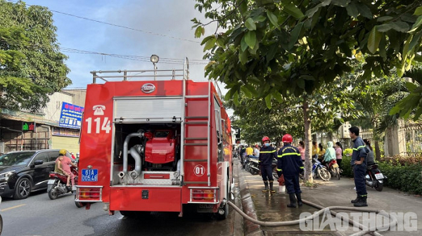 Nhận được tin báo, Các đội cảnh sát PCCC của tỉnh Bình Dương đã điều động 11 xe chuyên dụng cùng 58 cán bộ chiến sĩ tiếp cận hiện trường. (Ảnh: Giao thông)