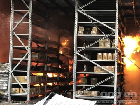 Khu nhà kho chứa các sản phẩm làm bằng nhựa, nilon, giấy và vải... (Ảnh: Công an TP HCM)