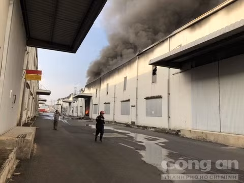 Tới khoảng 8 giờ 30 phút, ngọn lửa được dập tắt hoàn toàn. Vụ cháy không gây thiệt hại về người, tuy nhiên hàng ngàn mét vuông nhà kho có kết cấu bằng khung thép, tường gạch, mái tôn đã đổ sập. (Ảnh: Công an TP HCM)