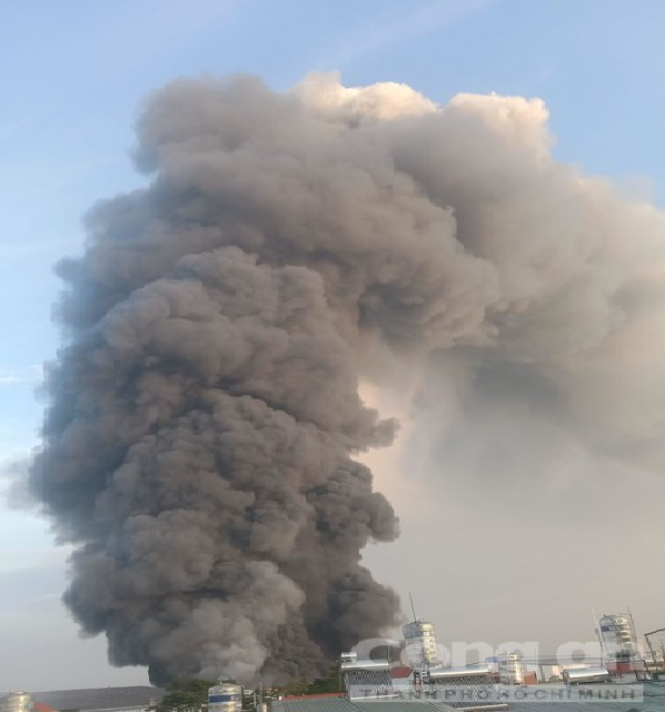 Ngọn lửa nhanh chóng cháy lớn, cột khói bốc cao hàng trăm mét đứng xa nhiều cây số vẫn nhìn thấy. (Ảnh: Công an TP HCM)