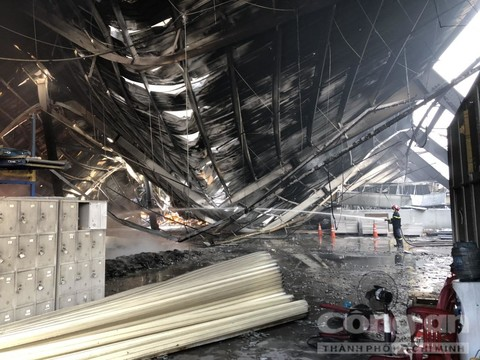 Nhiều máy móc, tài sản đã cháy rụi. (Ảnh: Công an TP HCM)