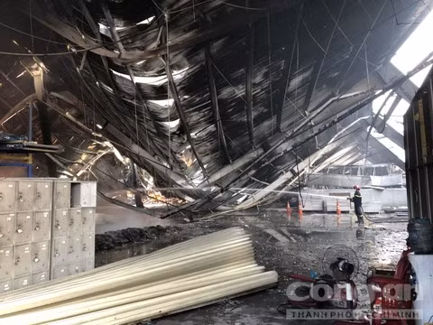 Nhiều máy móc, tài sản đã cháy rụi. (Ảnh: Công an TP HCM)