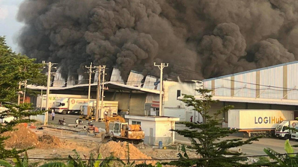 Thời điểm này nhà kho chỉ có bảo vệ nên công tác dập lửa tại chỗ bất thành.