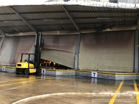 Hình ảnh xe của nhà kho hỗ trợ phá cửa để phun nước. (Ảnh: Công an TP HCM)