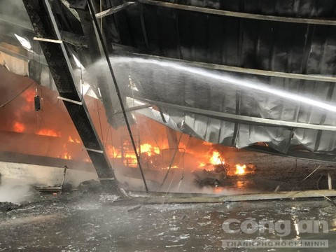 Ngọn lửa đỏ rực bên trong. (Ảnh: Công an TP HCM)