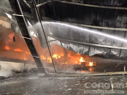 Ngọn lửa đỏ rực bên trong. (Ảnh: Công an TP HCM)