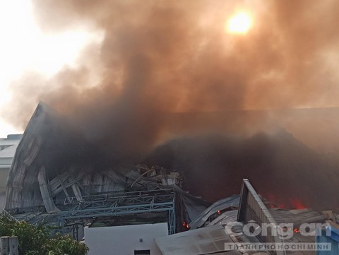 Nhu nhà kho đổ sập nhìn từ trên cao. (Ảnh: Công an TP HCM)