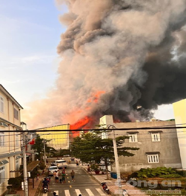 Do bên trong các vật liệu dễ cháy nên ngọn lửa cháy lan rất nhanh, rồi bao trùm khu nhà kho rộng hàng ngàn mét vuông. (Ảnh: Công an TP HCM)