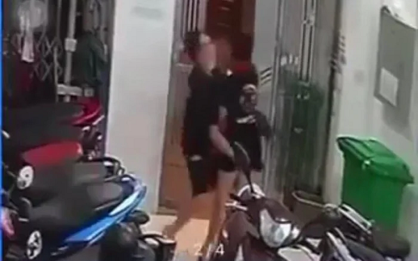  Cô gái bị sàm sỡ trong ngõ ở Hà Nội đã trình báo công an: Ngày 19/7, lãnh đạo Công an phường Thanh Xuân Nam (quận Thanh Xuân, Hà Nội) cho biết đang điều tra vụ cô gái ở ngõ 62 phố Triều Khúc nghi bị một thanh niên sàm sỡ. Trước đó, đêm 17/7, khi cô gái trẻ đang đi bộ chuẩn bị vào nhà thì một nam thanh niên bám sát phía sau. Sau khi cô gái vừa vào nhà, nam thanh niên này cũng lao vào trong để sàm sỡ, rồi bỏ chạy.