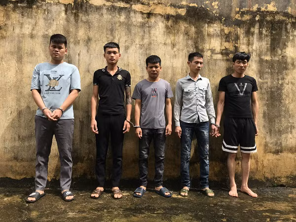  Nam công nhân bị chém gần đứt lìa cánh tay: Nạn nhân là anh Nguyễn Trung Phong (SN 2001, trú tại TP Thái Nguyên), có mâu thuẫn với Ân Ngọc Quân (SN 1993, trú tại xã Minh Quang, huyện Tam Đảo) cùng làm tại Công ty Newflex, Khu Công nghiệp Bá Thiện 2, huyện Bình Xuyên. Ngày 19/7, Quân gọi thêm 5 người nữa ra trước cổng công ty rượt đuổi và chém trọng thương cánh tay phải của Phong. Hiện các đối tượng gây án đã được công an bắt giam và điều tra.