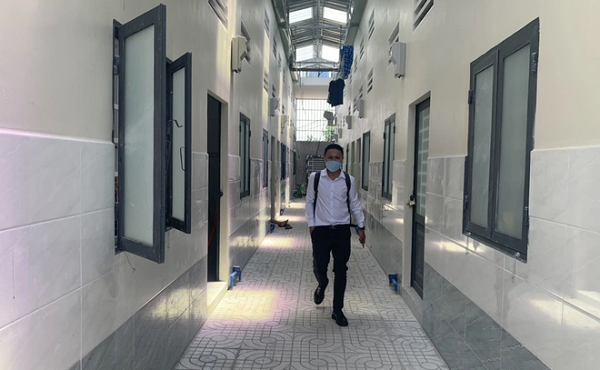  Nghi án chồng sát hại vợ trong nhà trọ ở TP HCM: Ngày 25/7, Cơ quan Cảnh sát điều tra Công an TP Thủ Đức đang phối hợp với các đơn vị nghiệp vụ Công an TP HCM điều tra vụ án mạng khiến chị T. (23 tuổi) tử vong. Trước đó, tối 24/7, bà T.T.P.Tr. (42 tuổi, mẹ chị T.) về đến nhà trọ trong hẻm Ngô Chí Quốc, phường Bình Chiểu, TP Thủ Đức, phát hiện con gái tử vong trên gác lửng. Người mẹ sau đó trình báo công an địa phương. Bước đầu, cảnh sát nghi vấn nạn nhân bị bóp cổ. Nghi can gây ra án mạng là chồng của chị T. hiện đi đâu không rõ.