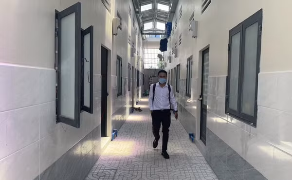  Nghi án chồng sát hại vợ trong nhà trọ ở TP HCM: Ngày 25/7, Cơ quan Cảnh sát điều tra Công an TP Thủ Đức đang phối hợp với các đơn vị nghiệp vụ Công an TP HCM điều tra vụ án mạng khiến chị T. (23 tuổi) tử vong. Trước đó, tối 24/7, bà T.T.P.Tr. (42 tuổi, mẹ chị T.) về đến nhà trọ trong hẻm Ngô Chí Quốc, phường Bình Chiểu, TP Thủ Đức, phát hiện con gái tử vong trên gác lửng. Người mẹ sau đó trình báo công an địa phương. Bước đầu, cảnh sát nghi vấn nạn nhân bị bóp cổ. Nghi can gây ra án mạng là chồng của chị T. hiện đi đâu không rõ.