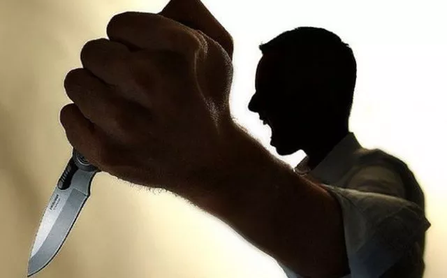  Mâu thuẫn tiền bạc, người đàn ông bị sát hại: Ngày 25/7, Công an huyện Yên Mỹ (tỉnh Hưng Yên) đang tạm giữ một nghi phạm để điều tra do liên quan tới vụ án mạng xảy ra tại địa phận xã Đồng Than, huyện Yên Mỹ. Nguyên nhân vụ án bước đầu được xác định do hai bên mâu thuẫn chuyện tiền bạc. Sau khi gây án, nghi phạm đã bị công an khống chế, bắt giữ. Được biết giữa nghi phạm và nạn nhân có quan hệ họ hàng. 