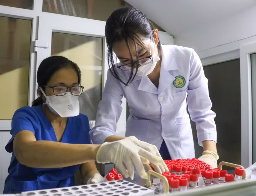 Quang Binh: Nhieu y bac si xin nghi viec vi ap luc, luong thap