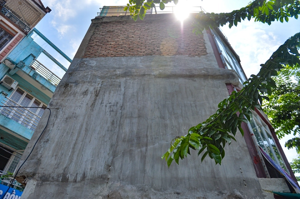 Cũng liên quan đến ngôi nhà trên, theo lãnh đạo UBDN phường Đồng Tâm, ngôi nhà được quản lý theo nguyên trạng, nằm ngoài chỉ giới giải phóng mặt bằng nên được tồn tại.