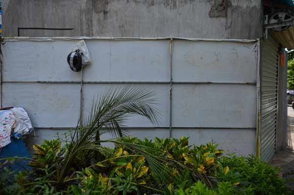 Theo người em trai của chủ ngôi nhà, hiện tại đang cho người thân trong nhà thuê để kinh doanh, việc ngôi nhà hiện tại không có người ở rất lãng phí. "Mấy hôm nữa tôi sẽ sửa lại và chuyển đến đây. Hiện tại, chưa có ai hỏi mua ngôi nhà, nếu có chuyện này, tôi sẽ báo cho chị tôi (chủ ngôi nhà-PV) để quyết định", người em nói.