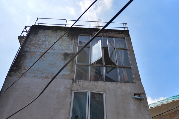 Khu vực tầng 3 có cửa sổ che rèm nhưng không có ai ở. Người dân địa phương cho biết, chủ ngôi nhà rất hiếm khi xuất hiện. Ngôi nhà 3 tầng được cho thuê lại để kinh doanh. Theo tìm hiểu, chủ ngôi nhà hiện đang ở tỉnh Hải Dương.