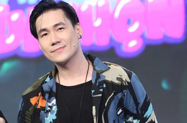  Khánh Phương: Vào cuối năm 2015, dư luận xôn xao khi nam ca sĩ Khánh Phương bị một giáo viên mầm non tố là gã sở khanh, lừa tình. Cô gái này đã tung rất nhiều hình ảnh tình tứ với giọng ca “Chiếc khăn gió ấm”, nhưng Khánh Phương nhanh chóng chối bỏ mối quan hệ và cho rằng, đây chỉ là những bức hình chụp với người hâm mộ.