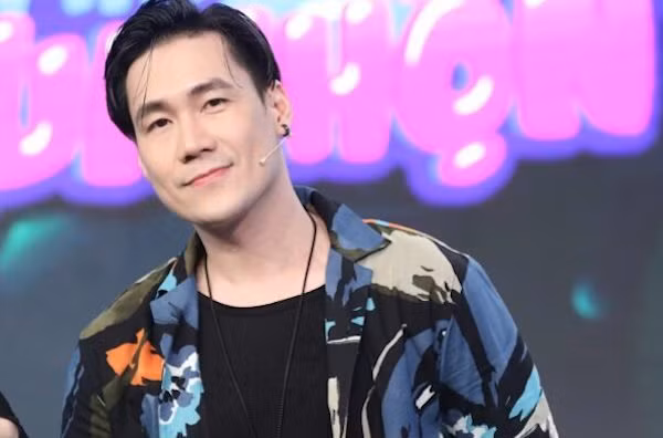  Khánh Phương: Vào cuối năm 2015, dư luận xôn xao khi nam ca sĩ Khánh Phương bị một giáo viên mầm non tố là gã sở khanh, lừa tình. Cô gái này đã tung rất nhiều hình ảnh tình tứ với giọng ca “Chiếc khăn gió ấm”, nhưng Khánh Phương nhanh chóng chối bỏ mối quan hệ và cho rằng, đây chỉ là những bức hình chụp với người hâm mộ.