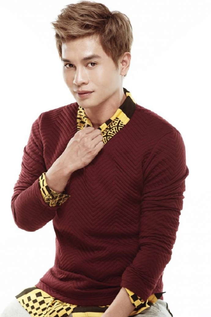  Nam Trung: Cựu giám khảo của Vietnam’s Next Top Model – Chuyên gia trang điểm Nam Trung cũng từng khiến dư luận sôi sục khi dính nghi án gạ tình nam thí sinh vào tháng 9/2013. Theo đó, người mẫu Phạm Tùng, thí sinh tham gia vòng sơ tuyển Vietnam’s Next Top Model 2013 đã viết trên trang cá nhân: “Làm make-up nhục lắm hay sao mà làm người mẫu. Thế mà hôm nay còn gọi điện thoại gạ tình thằng em mình, hứa giúp này giúp nọ”.