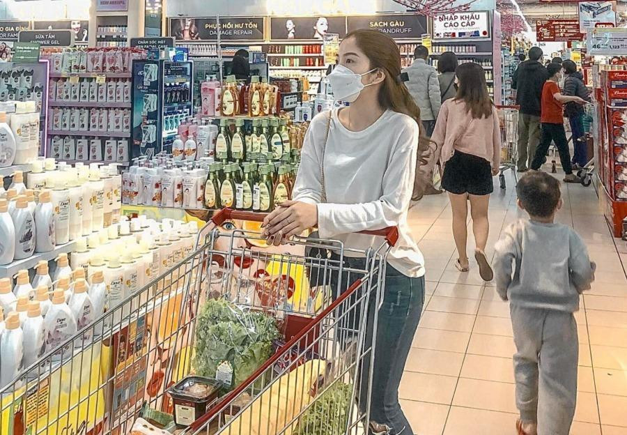 Nguoi tre 'bop bung' chi tieu trong bao gia