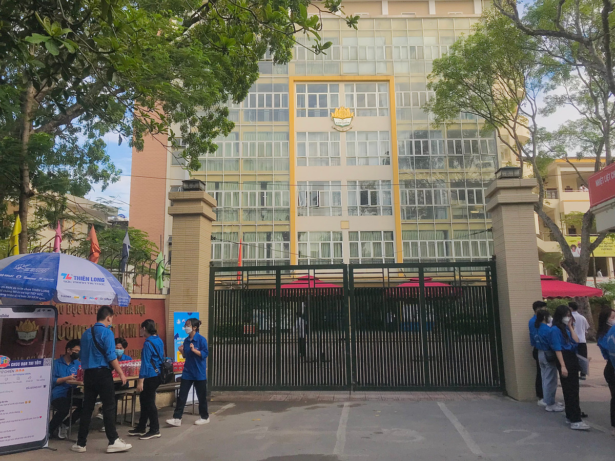 Hinh anh ngay thi dau tien Ky thi tot nghiep THPT 2022-Hinh-3